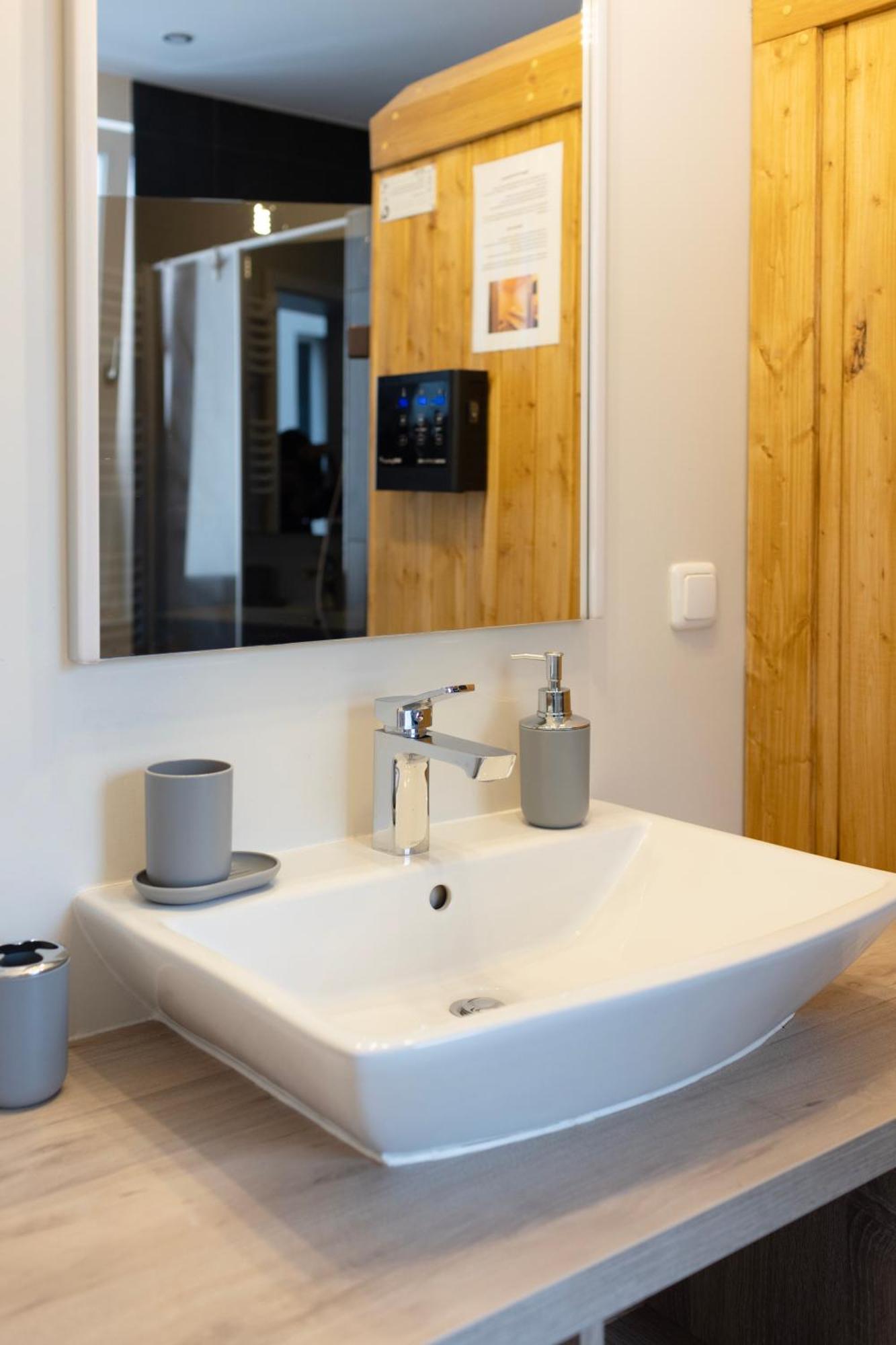 Huge Apartment With Sauna And Free Parking 뒤스부르크 외부 사진