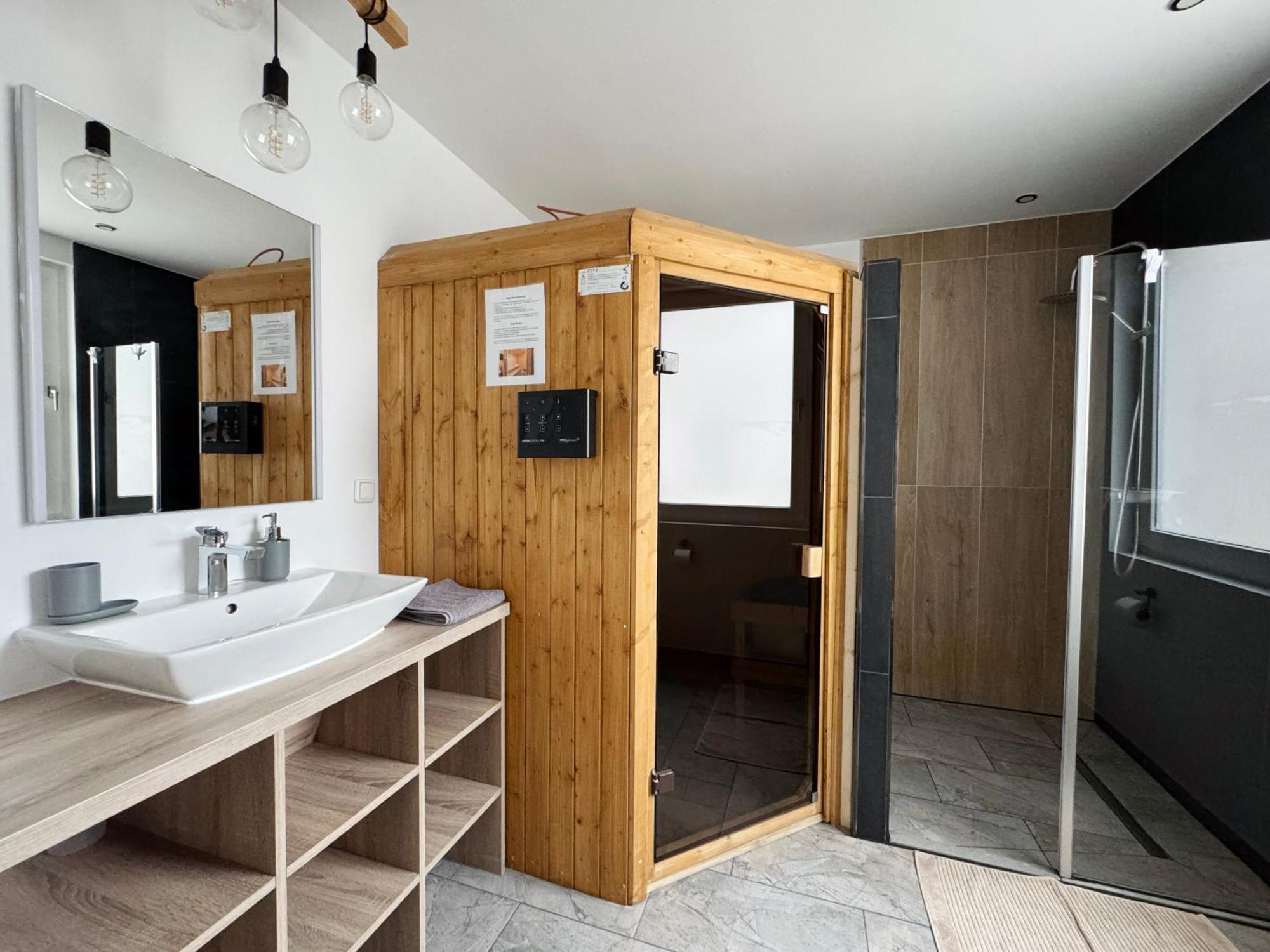 Huge Apartment With Sauna And Free Parking 뒤스부르크 외부 사진